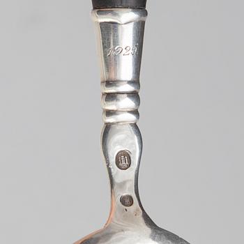 Serveringsspadar, 2 st, silver, bl a nyrokoko, PR Hinnerup, Danmark 1851, samt soppslev, ostämplad.