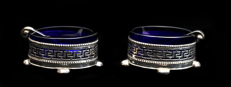 SALTKAR, ett par. Gustaviansk stil + skedar. Silver och glas, 1900-tal. Tot vikt exkl glas c:a 30 g.