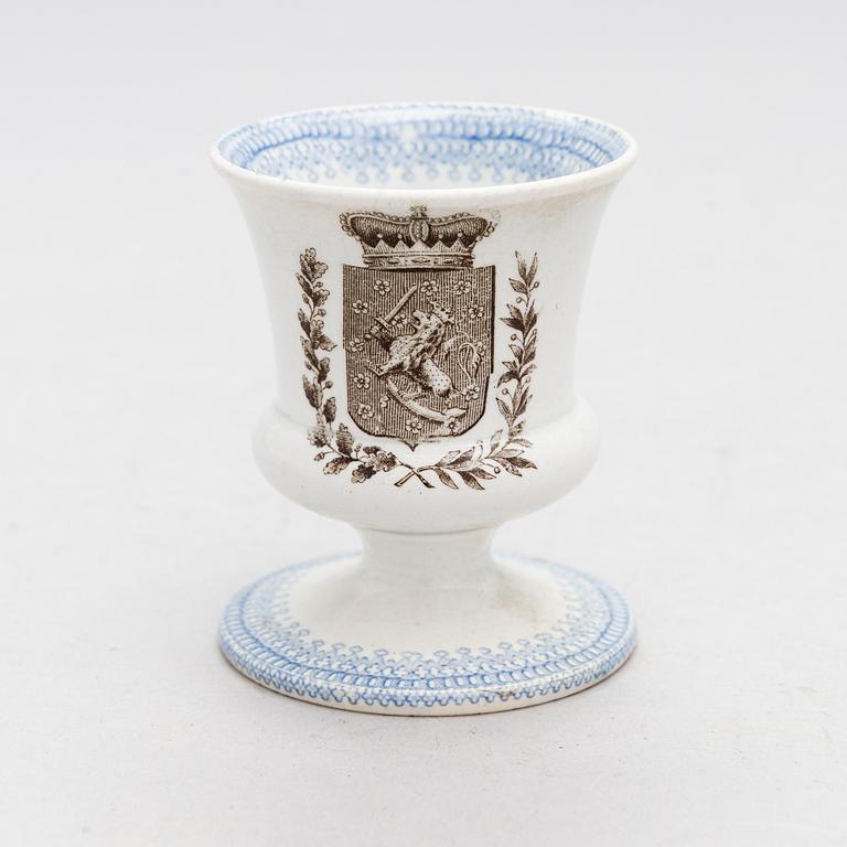 A soup tureen and egg cup with Finnish coat of arms. Possibly Charles Meigh & Son's, England (1835-1861).