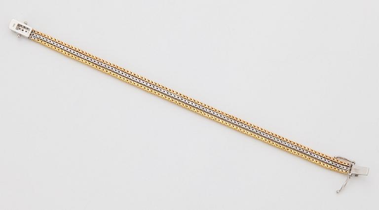 An 18K gold bracelet set with round brilliant-cut diamonds.