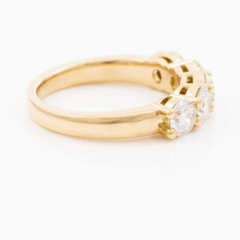 Half eternity ring in 18K gold set with brilliant-cut diamonds.
