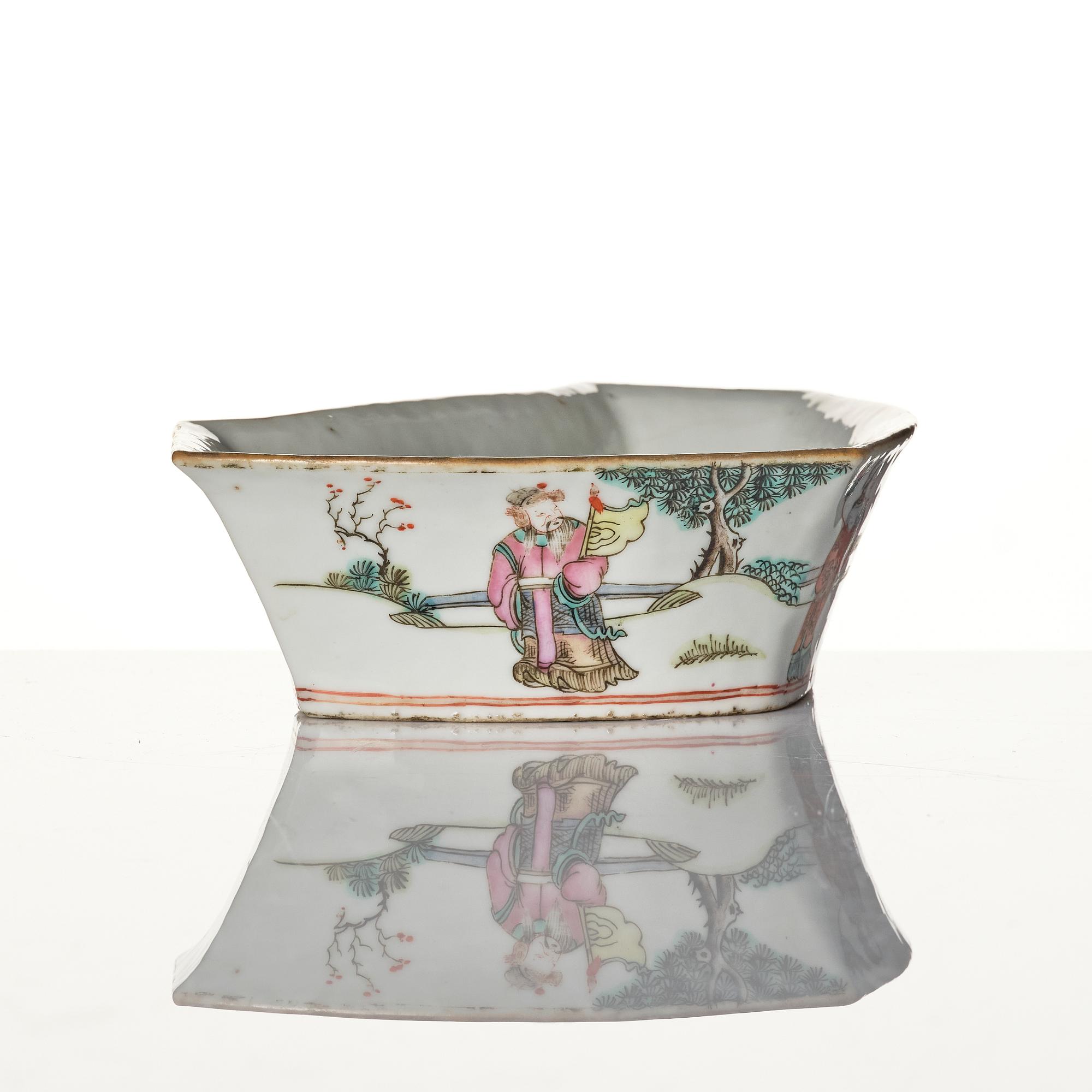 A Chinese famlle rose porcelain bowl, late Qing dynasty.