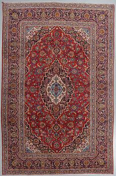 A carpet, Kashan, ca 318 x 206 cm.
