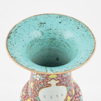 A Chinese Vase, late Qing dynasty, 19th century.