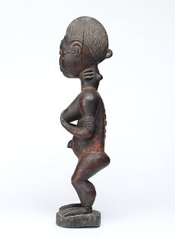 FETISCH. Trä. Baoule-stammen. Côte d'Ivoire (Elfenbenskusten) omkring 1940-1950. Höjd 47,5 cm.