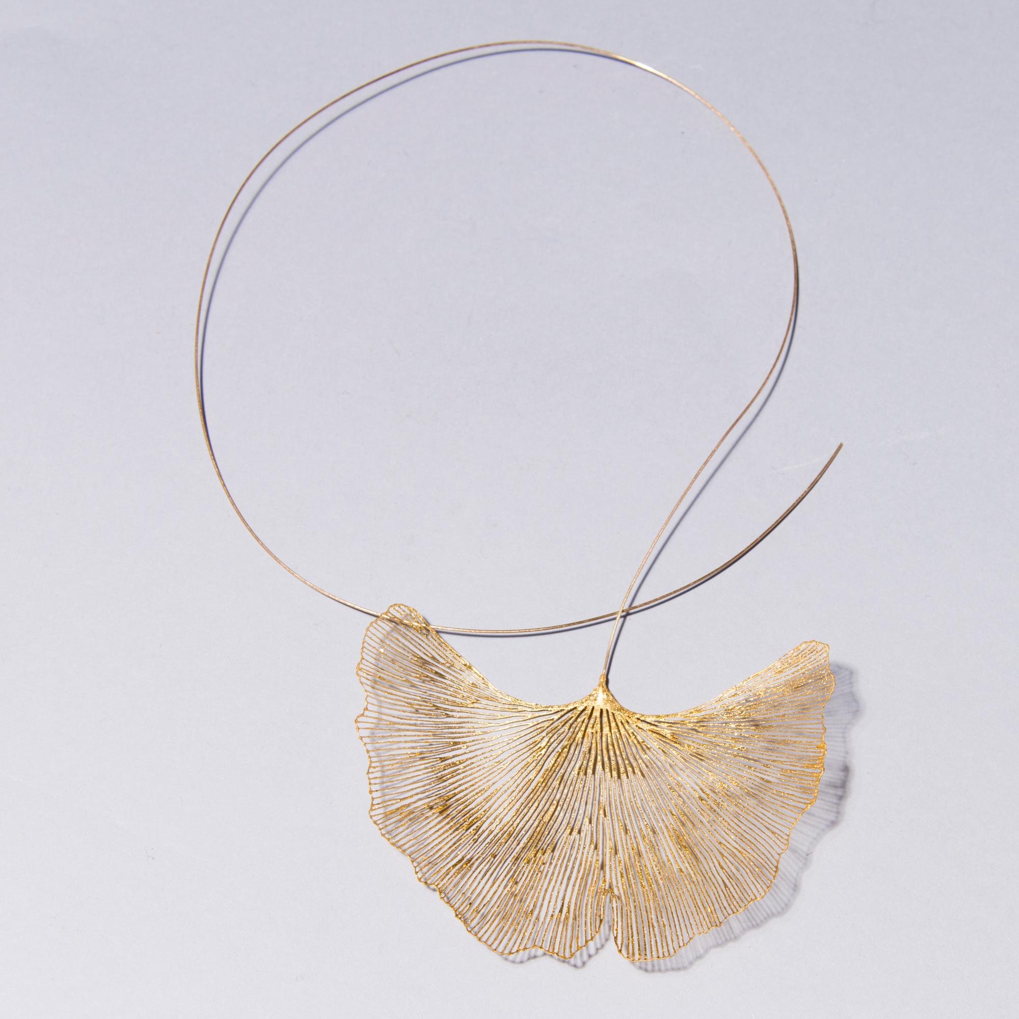 MARIA JAUHIAINEN, HALSSMYCKE, "Ginkgo", stål, 18K guld, 24K bladguld.