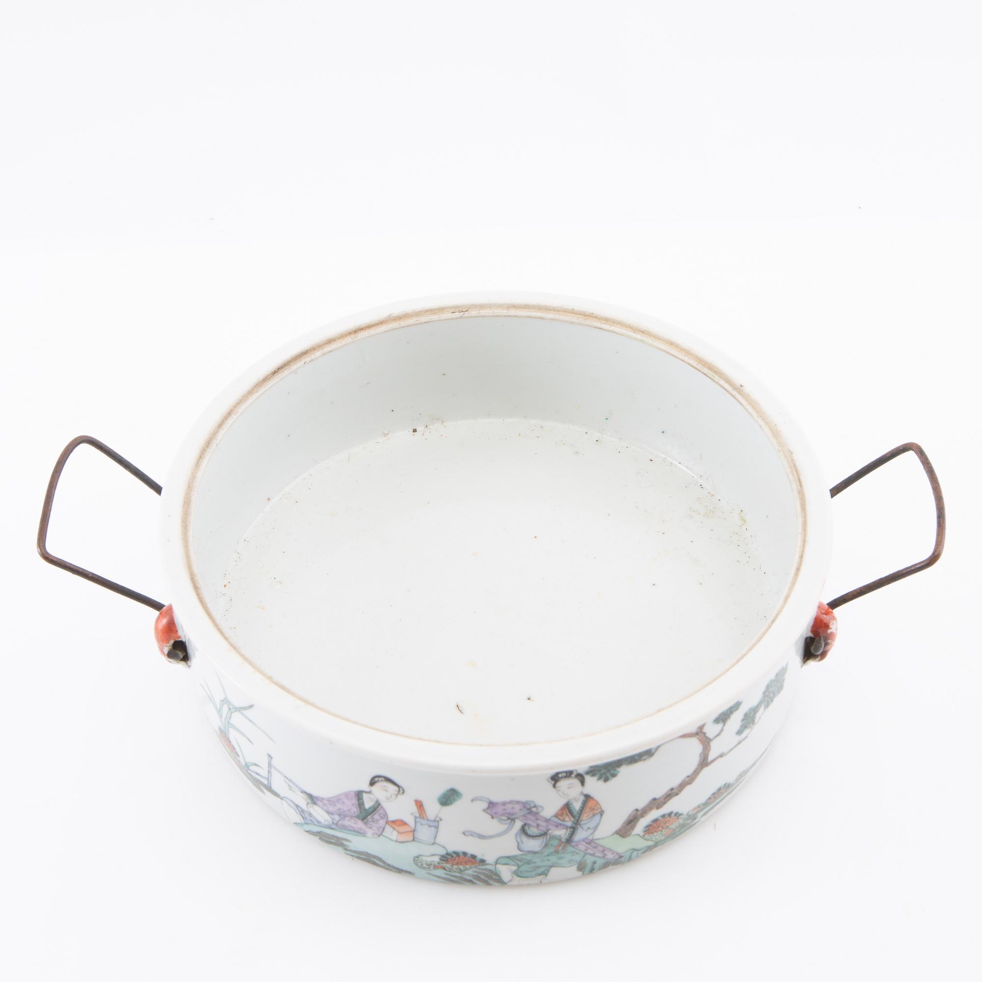 Tureen with lid, China 20th century.