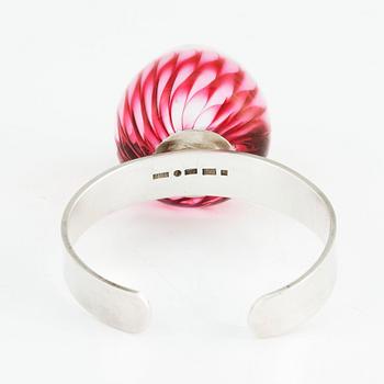 Sigurd Persson, a sterling silver bangle crowned with a strawberry coloured glass ball, Stockholm 1995.