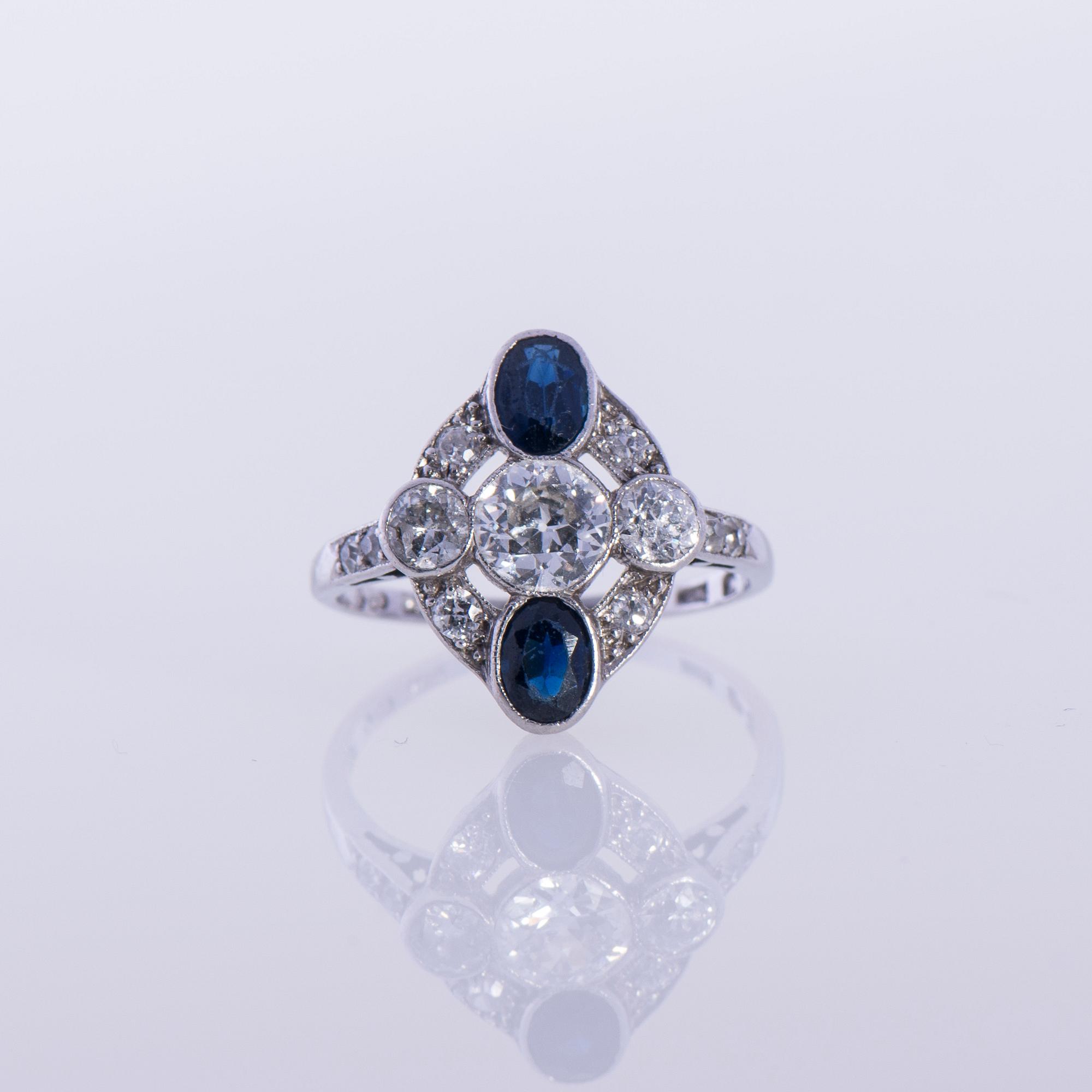 RING, platina, gammalslipade diamanter, fasettslipade safirer. David Andersen & Co, Stockholm. Vikt ca 3,3 g.