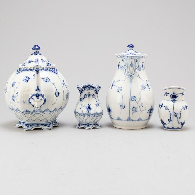 SERVIS, 46 delar, porslin. Royal Copenhagen, Musselmaalet, 1900-tal.