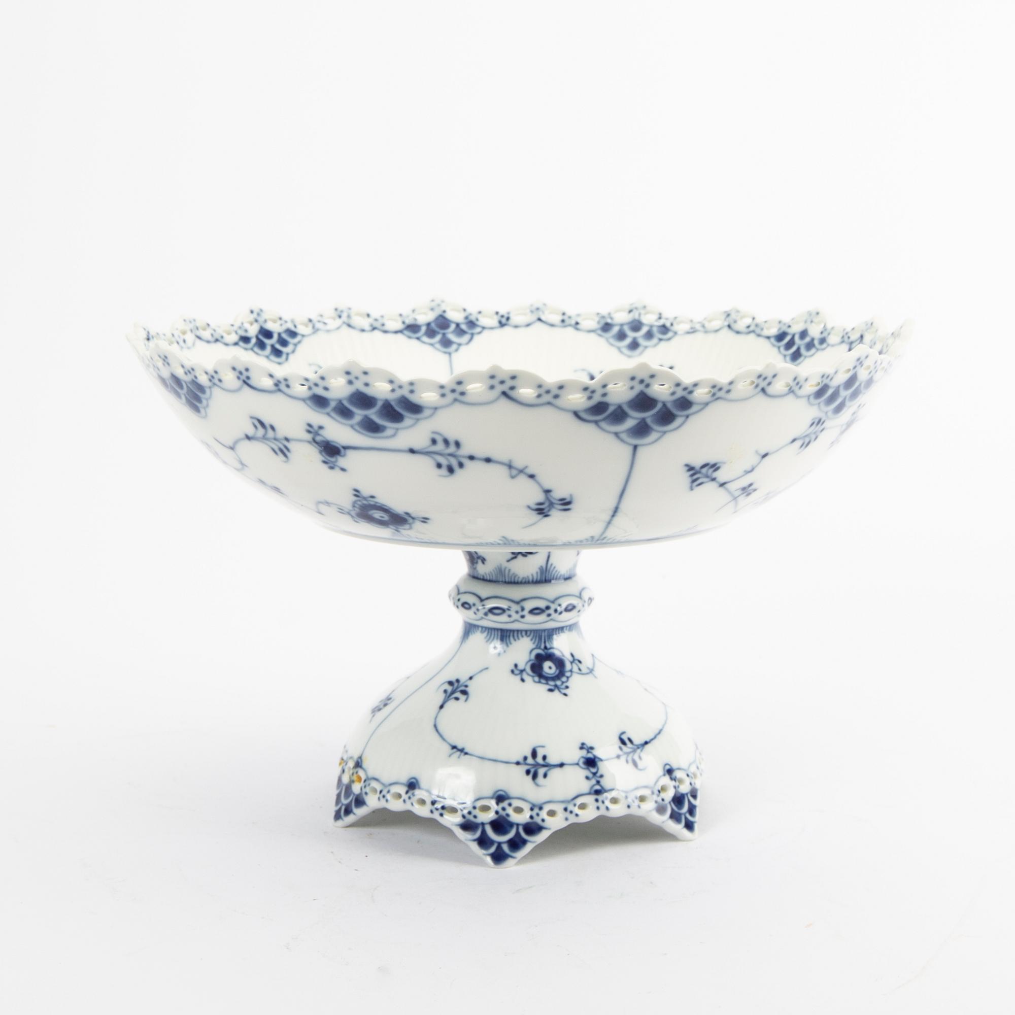 Bowl on foot Musselmalet Helblonde Royal Copenhagen 1974-78 porcelain.