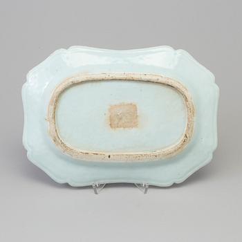 A blue and white export porcelain dish, Qing dynasty, Qianlong (1736-95).