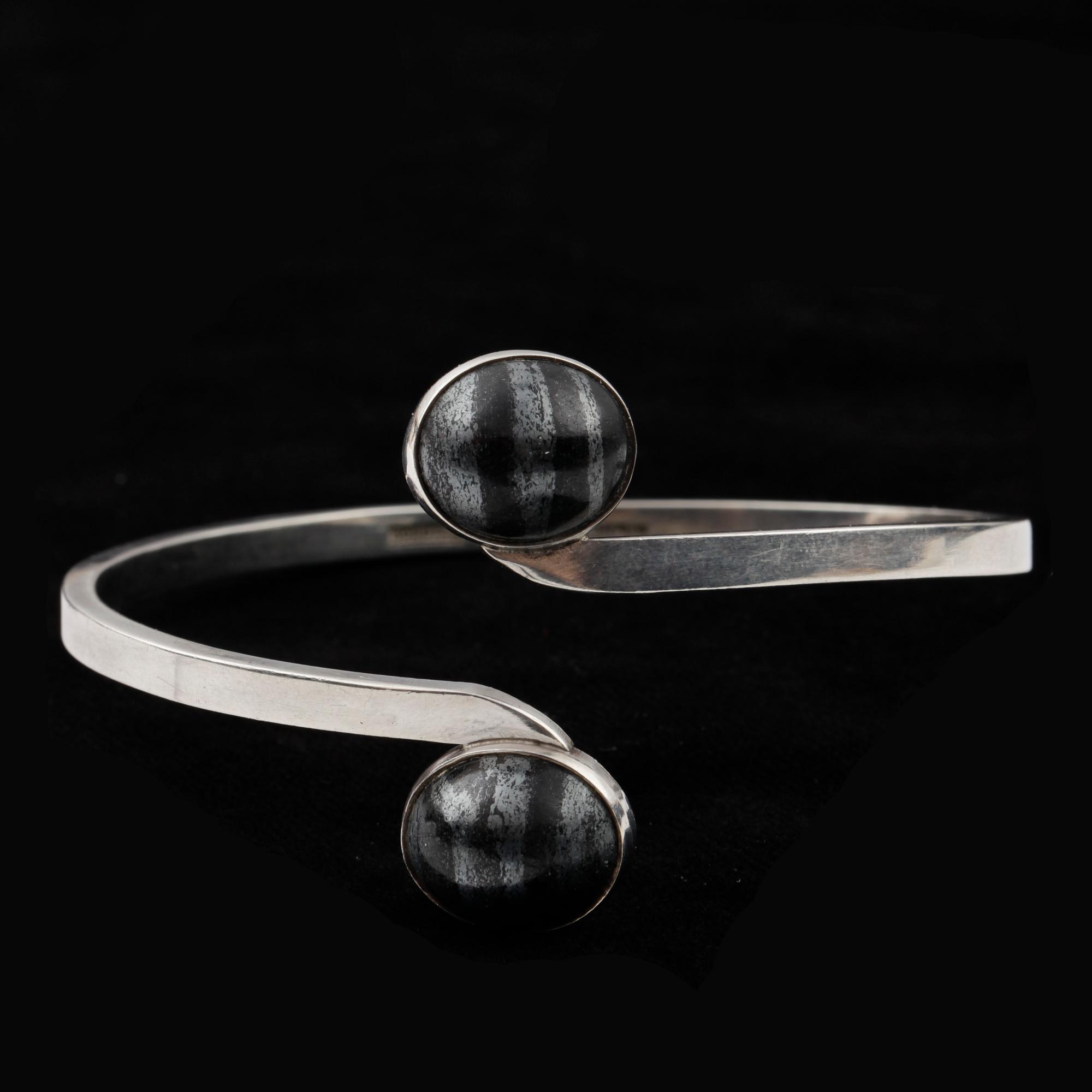 ARMRING, sterling silver, Lars Fleming, Borgila, Stockholm, 1964. Vikt 24,6g.