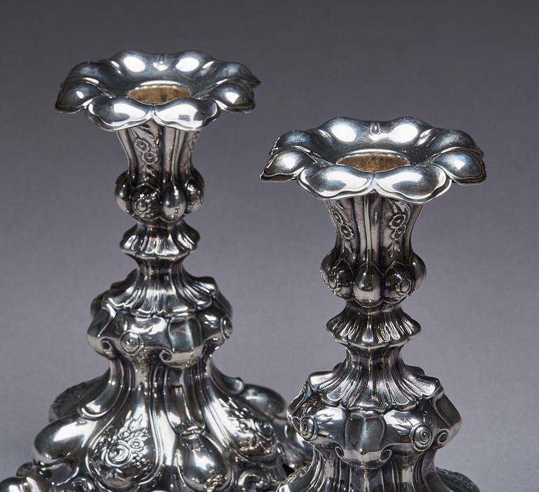 LJUSSTAKAR, ett par, barockstil, CG Hallberg, Stockholm, 1948, silver vikt med fyllning ca 950 g.
