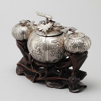 SKÅLAR MED LOCK, låghaltigt silver, Kina, 1900-talets första hälft.