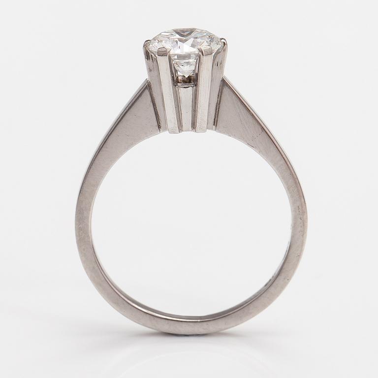 A Tillander, Ring, 18K vitguld, briljantslipad diamant ca 1.03 ct. Helsingfors 1974.