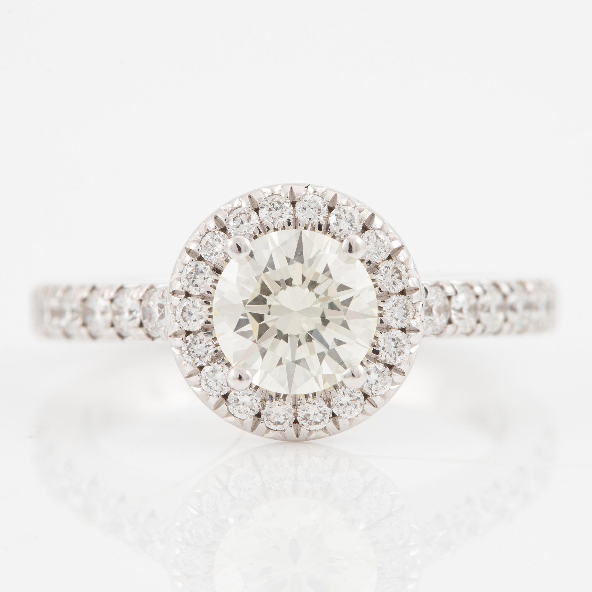 Ring, 18K vitguld med briljantslipad diamant, medföljande GIA report.