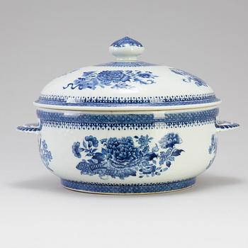 Terrin med lock, kompaniporslin, Kina, Qing dynastin, Qianlong (1736-95),