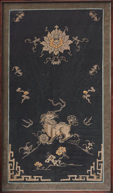 SKÄRM, trä och broderat siden. Qingdynastin, 1800-tal.