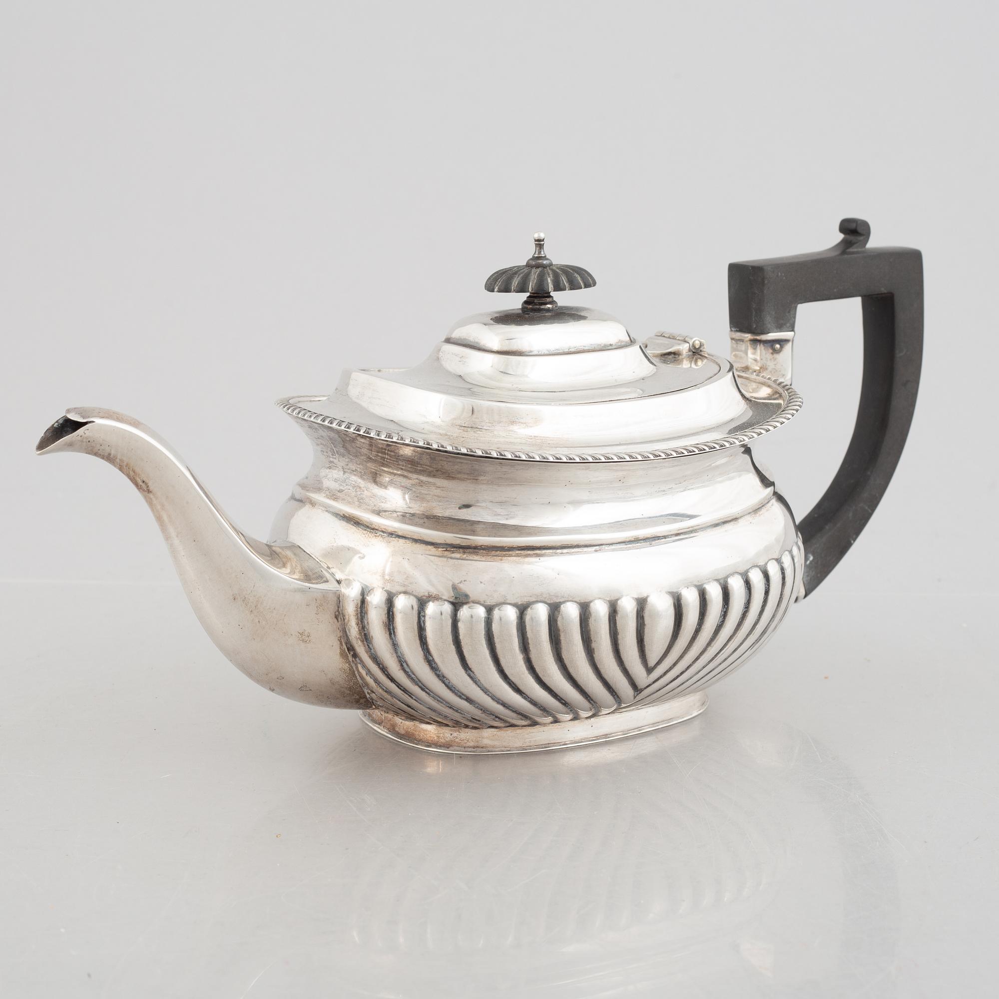 Te- och kaffeservis, 3 delar, samt sockerskål, silver, bl a E. Silver & Co, Sheffield, England 1946-47.
