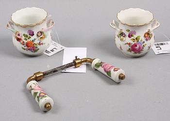 MINIATYRKRUKOR samt DÖRRHANDTAG, porslin, bl a Dresden, 1800/1900-tal.