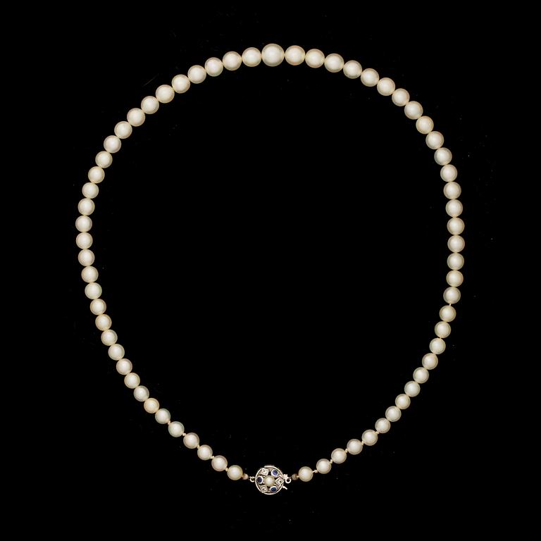 COLLIER, odlade pärlor, lås i 18 k vitguld med blåa samt vita stenar.