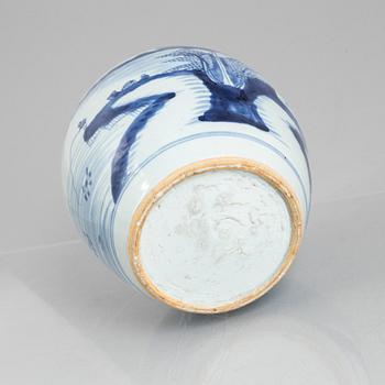 A Chinese porcelain vase, Qing Dynasty, 19th Century.