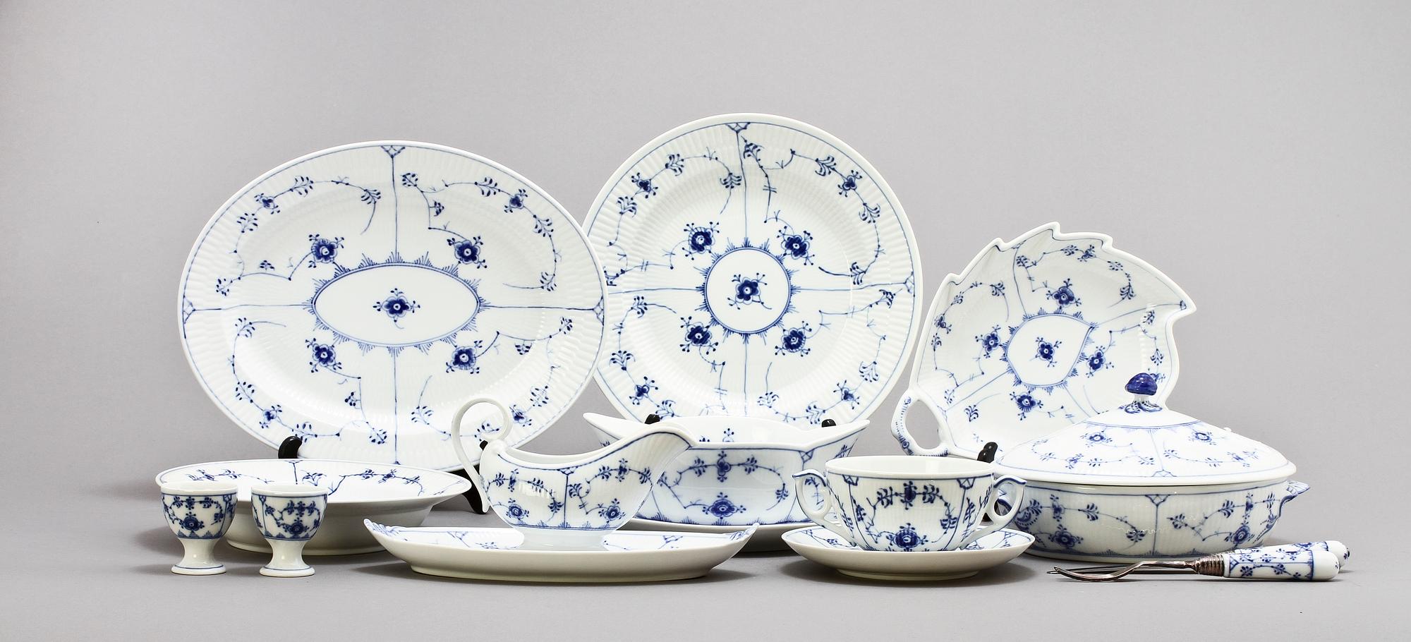 SERVISDELAR, 43 st, porslin, "Musselmalet", Royal Copenhagen.