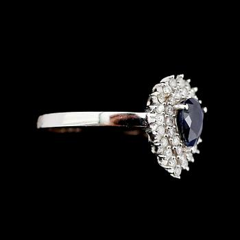 RING, 14 k vitguld, blå safir ca 1,04 ct, diamanter tot ca 0,50 ct.