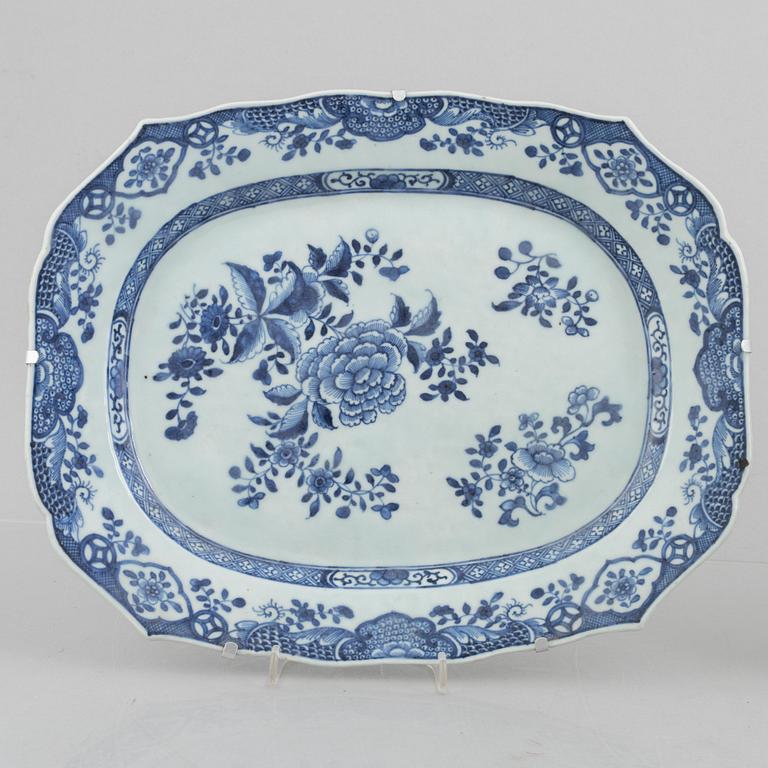 Uppläggningsfat ett par, kompaniporslin, Kina, Qingdynastin, Qianlong (1736-95).