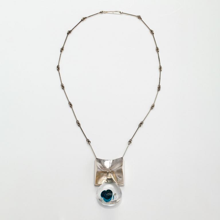 Björn Weckström, Halsband "Big drop", sterlingsilver och akryl. Lapponia 1973.