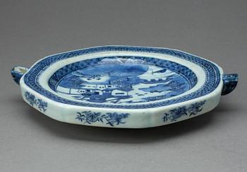 VÄRMETALLRIK, porslin, Kina tidigt 1800-tal/1800-talets första hälft.
