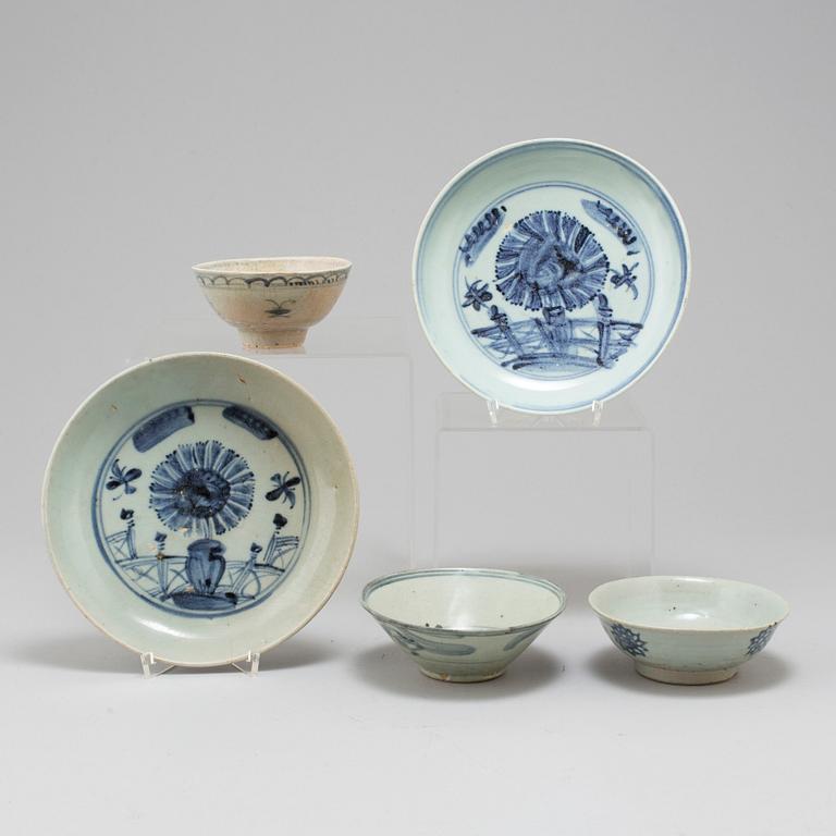 Three blue and white bowls, and two dishes, Ming dynasty (1368-1644), for the south east asian market.