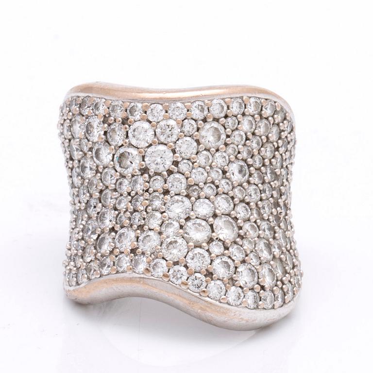 Ole Lynggaard ring, 18K vitguld briljanter ca 4.00 ct tot, "Kiss collection".