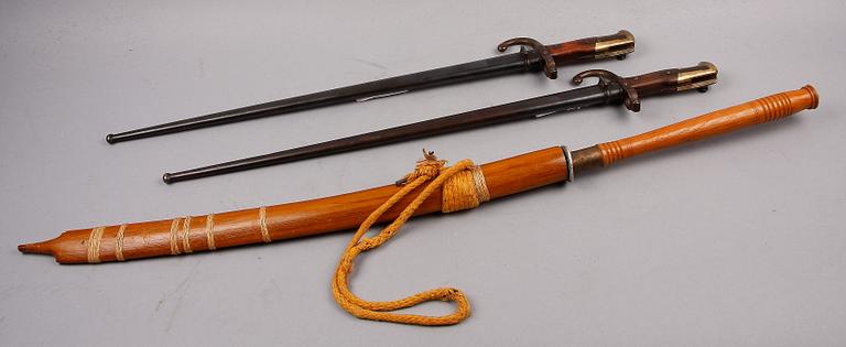 BAJONETTER, 2 st samt DHA, Frankrike resp Indonesien, 1900-tal.