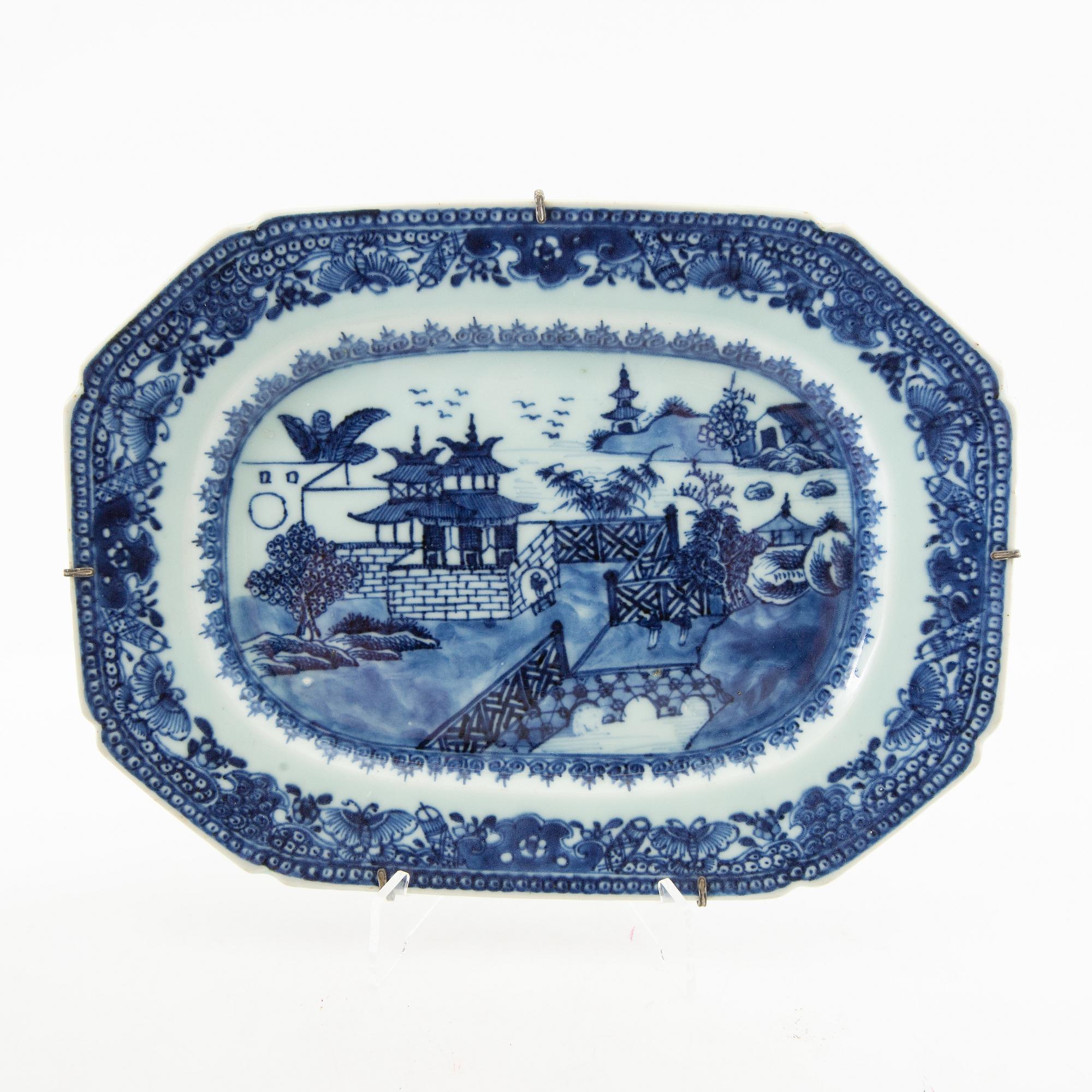 Serving dishes, 3 pcs, China Qianlong (1736-95), porcelain.