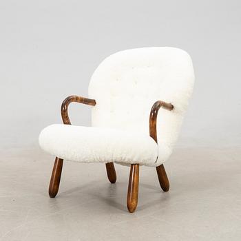 Scandinavian Modern, a "Clam chair", 1940s/50s.