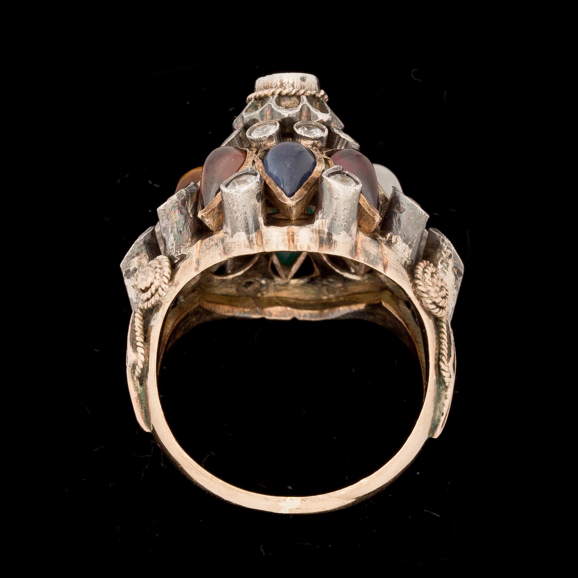 RING, 14k guld med fasettslipade samt cabochonslipade stenar.  Vikt ca 8 g.