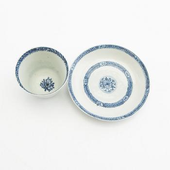 A blue and white cup with saucer, Qing dynasty, Kangxi (1662-1722).