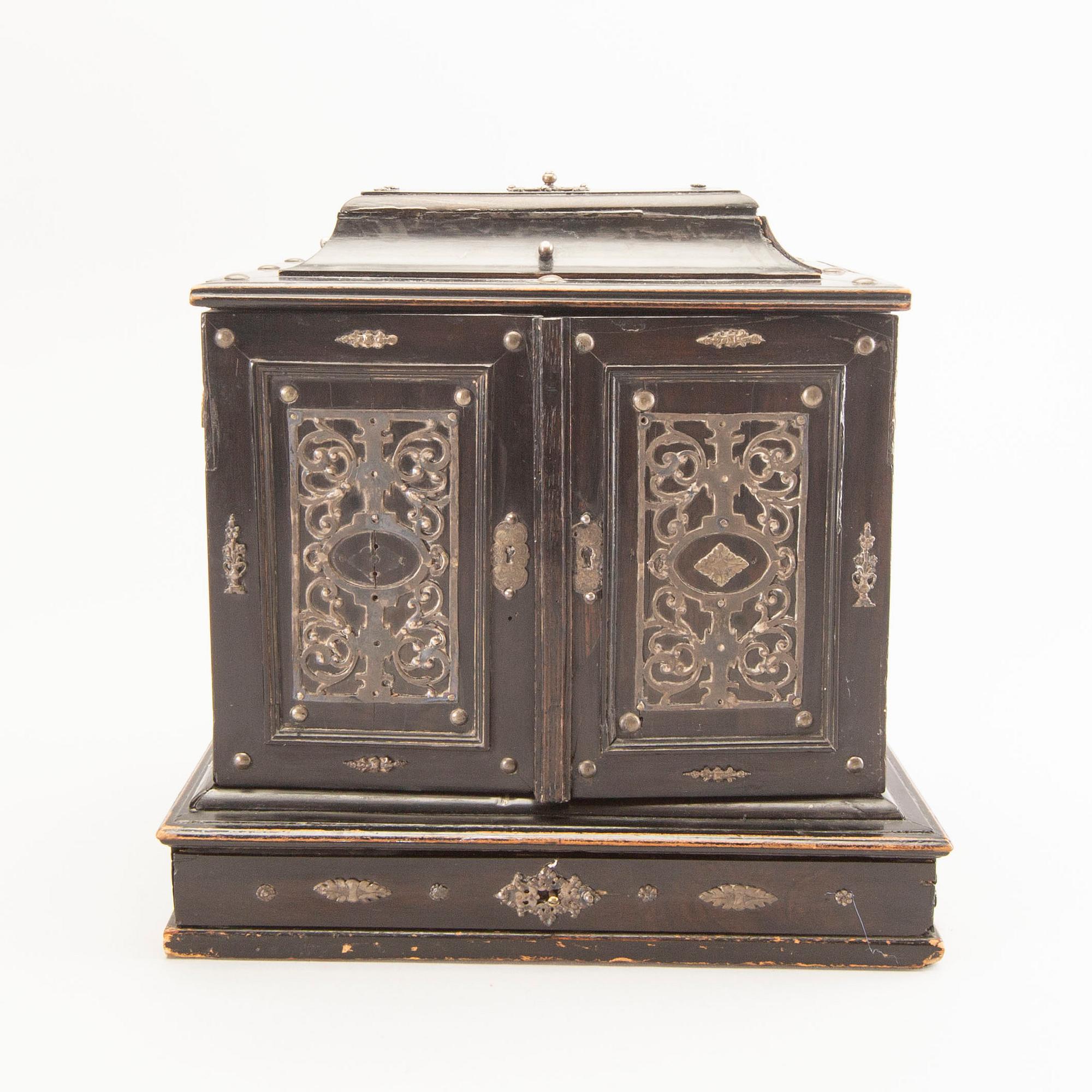 A Baroque/Baroque-style miniature cabinet 18/19th century.