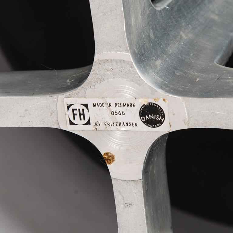 ARNE JACOBSEN, a pair of 1960s 'Swan' armchairs for Fritz Hansen.