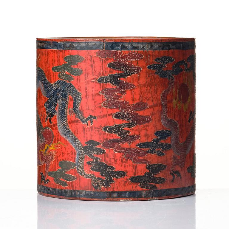 A lacquered brushpot with dragons, Qing dynasty (1644-1912).