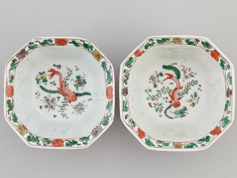 A pair of famille verte bowls, Qing dynasty.