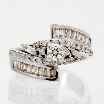 Ring 18K whitegold briliant and bguette-cut diamonds approx 1,20 ct in total.