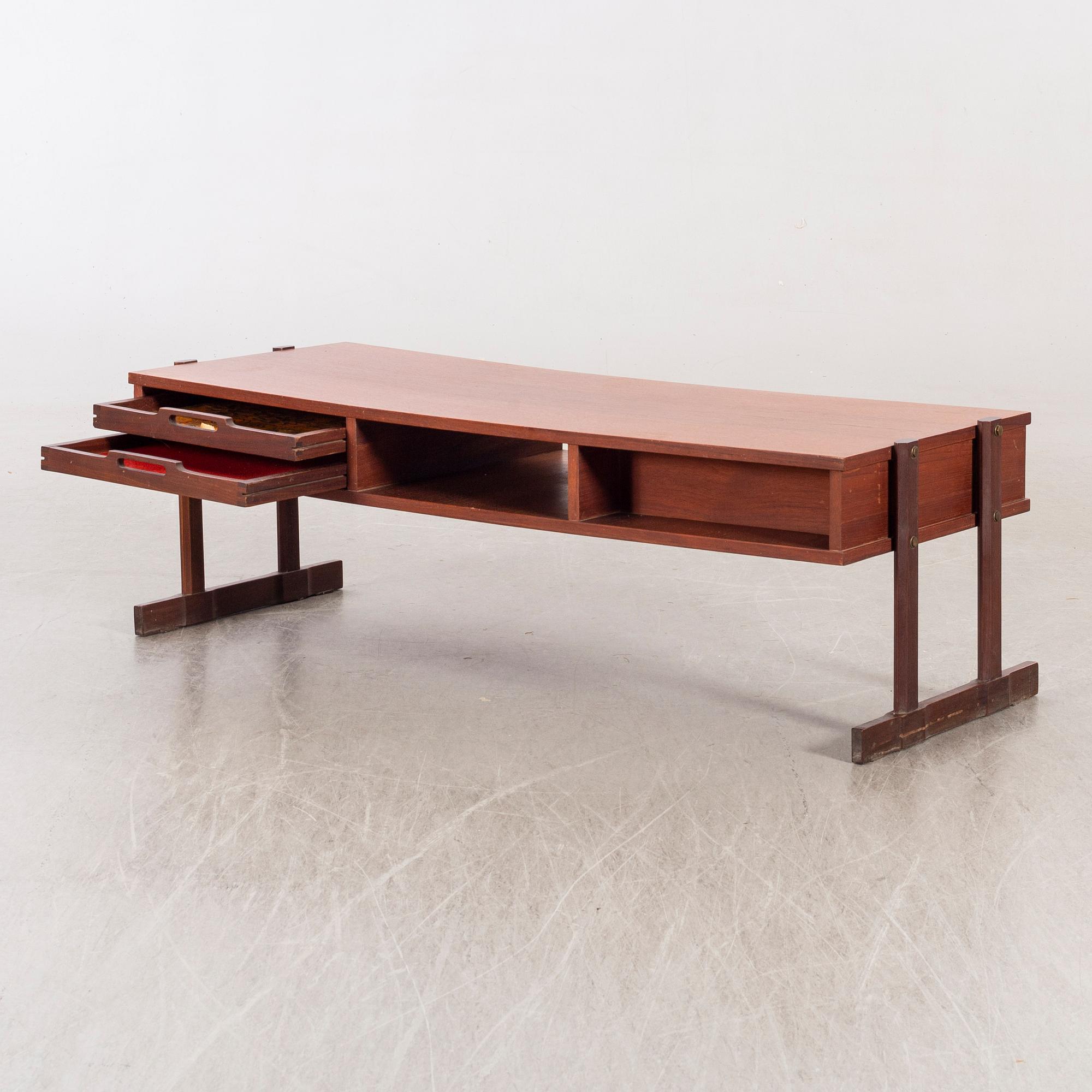 A MID 20TH CENTURY COFFEE TABLE,