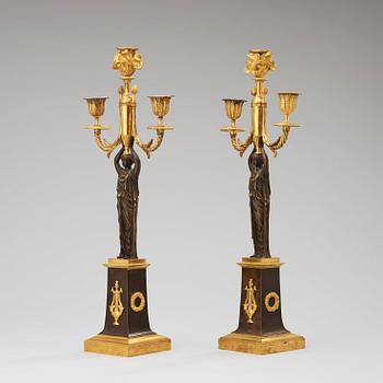 KANDELABRAR, för tre ljus, ett par. Empire, 1800-talets början.