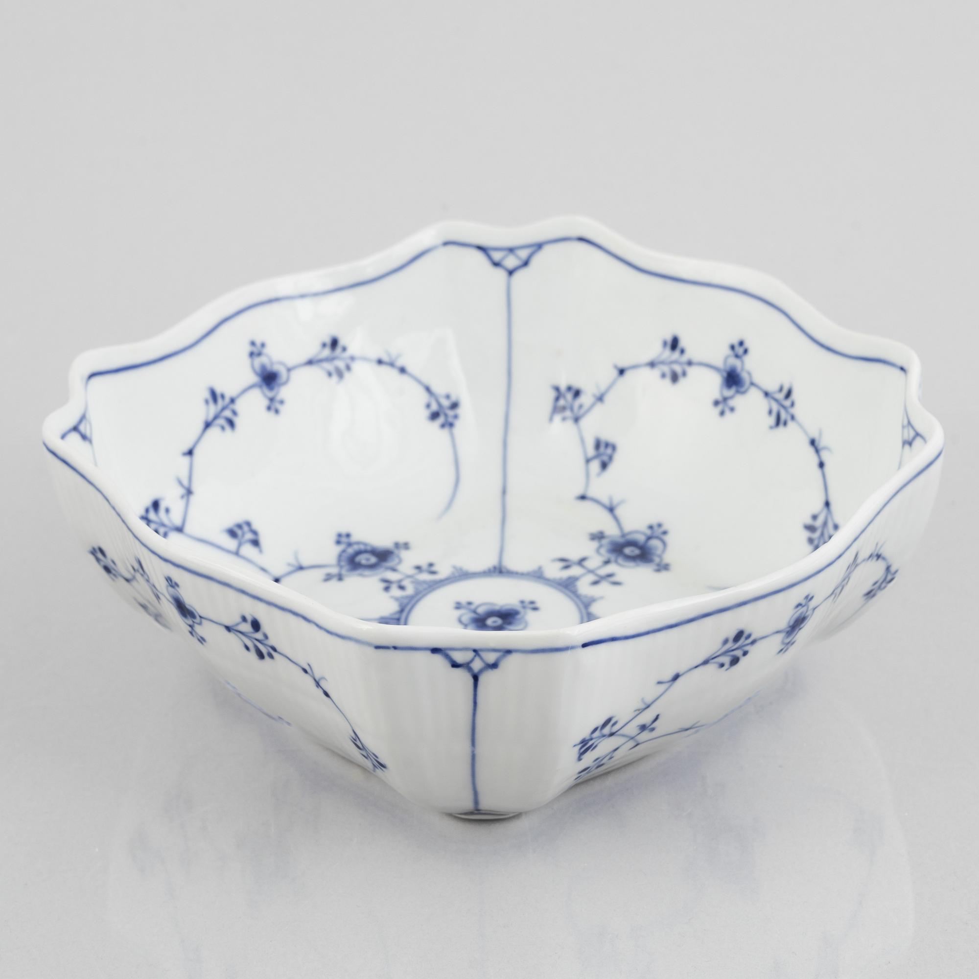 A set of three 'Blue Fluted' porcelain serving bowls and a bowl with cover, Royal Copenhagen, 1893-1900.