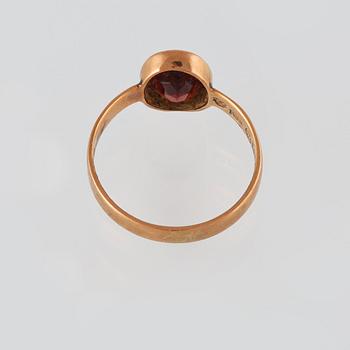 RING, 18K guld med fasettslipad granat,  Åsele, 1887. Vikt 2,7 gram.