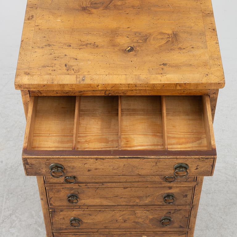 Chest of drawers, England around 1900.