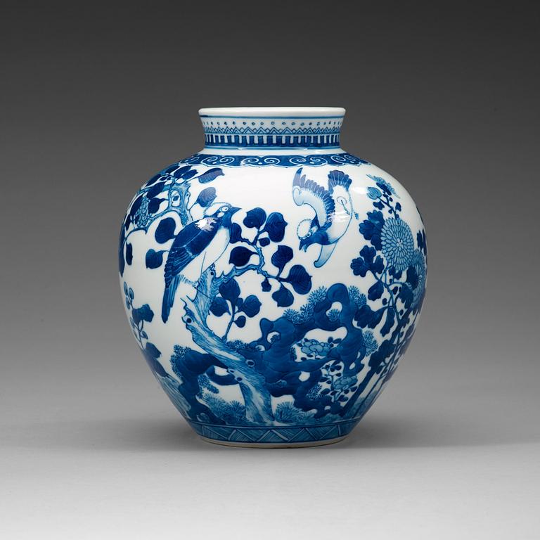 A blue and white pot, late Qing dynasty, circa 1900.